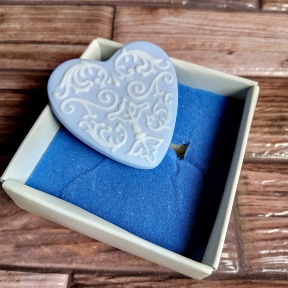 WEDGEWOOD Heart Jasperware Porcelain Blue and White Brooch Pin - Picture 9 of 9